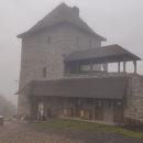 Naproti Svinci se nachází Starojický kopec (496 m) se zříceninou hradu Starý Jičín. Pršet přestalo a tak jsme se tam s Luďkem vydali.