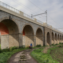 Železniční viadukt Jezernice - tady jeho monumentálnost (je 343 metrů dlouhý) ale bohužel nevynikla