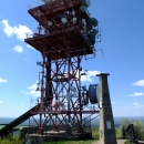 Televizní vysílač Mikulov - Děvín pokrývá skoro celou jižní Moravu. Betonový pilíř značí nejvyšší bod Pavlovských vrchů.