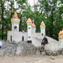 Kočičí hrádek je miniatura hradu kterou nechala v letech 1898-1901 místní kněžna Vilemína Auerspergová, aby si měly kde hrát zámecké děti.