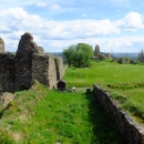 Výhled z rozhledny na zbytky hradu