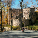 Zřícenina hradu Bolczów je přístupná po lesní asfaltce