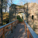 Trasa stezky Piastovských zámků prochází přímo vstupní branou a následně i přes hradní palác volně přístupné zříceniny hradu Cisy.