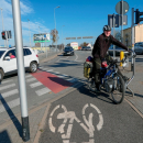 ..., jako jsou například opěrky u semaforů, aby cyklista při čekání na zelenou nemusel z kola slézat.