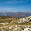 Takže asi takhle: ta pohoří vzadu jsou Visočica a Bjelašnica. Tam pojedeme. Jenže mezi tím je údolí řeky Neretvy, kde klesneme do 350 m n.m.