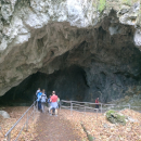 Tohle už je další den a jsme o dalších 12 km dál - ráno jsme ve Španěj Dolině mávli na auto a pak na křižovatce ještě na jedno a během chvilky jsme stáli pod Harmaneckou jeskyní. Výstup nahoru ke vchodu byl docela výživný (260 výškových metrů), už chápu, že se nám tam, když jsme po Slovensku putovali na kolech, nechtělo :-)