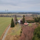Výhled z rozhledny k chatě Maxe Švabinského
