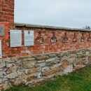 Na zdi hřbitova se nachází malovaná křížová cesta.
