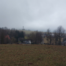 Pohled na kopec Val s rozhlednou od kláštera na Hedeči