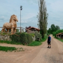 A pak už zase stáčíme řídítka kol k severu. V obci Dobronín stojí Pohádkový koník, další z olšiakových soch.
