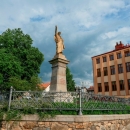 V Havlíčkově Borové mají pomník svého slavného rodáka (autorem není Michal Olšiak, nýbrž někdo jiný)