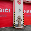 V Novém Městě na Moravě nás čeká ještě maličká betonová plastika patrona hasičů sv. Floriána na fasádě hasičské zbrojnice