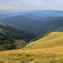 Boční hřebínky a napravo vzadu Kremnické vrchy