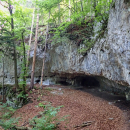 Stoupání bylo poměrně prudké a vedlo lesem kolem několika jeskyní