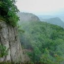 Biely kameň je skalnatý vrchol, kde skály tvoří jakýsi ohromný amfiteátr. Vtáčnik i Tríbeč jsou sopečná pohoří.