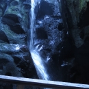 Jdeme okouknou velký vodopád - teče skrz jeskyni a blbě se fotí :-)