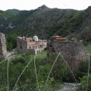 Vypálený pravoslavný klášter u Prizrenu, dnes základna německých KFOR