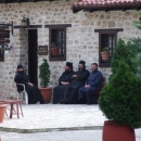 Řečtí mniši v Kastorii