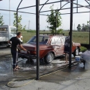 Ruční mytí aut je tu častým zdrojem obživy