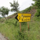 Prostřílené dopravní značky nejsou na Balkáně nic neobvyklého.