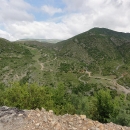 Život v albánských horách, dole zastavil autobus a po té cestě šly tři ženy s nákupem pěšky nahoru. Vesnice byla až za tou horou vlevo!