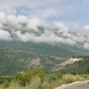 Obláčky na svazích albánských hor. Zatím nám počasí přeje, ale to ještě netušíme, že od zítřka začínají vedra...