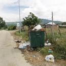 Vztah Albánců k odpadkům. Jedna věc je dodat popelnice, druhá věc je vyvážet ...