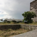 V pevnosti je muzeum a také ukořistěné americké letadlo. Spadlo prý nedaleko...