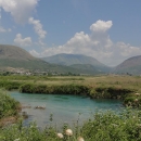 Modravé vody a vyprahlá krajina na jihu Albánie, u hranic s Řeckem