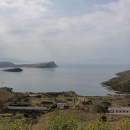Pohled na celý záliv, v dáli stále dohlédneme na ostrov Korfu