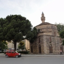 Vlora je na albánské poměry moderní velkoměsto, zde je mešita Muradi z turecké doby.