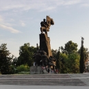Ve Vloře byla v roce 1912 vyhlášena nezávislost Albánie. Tento památník tuto událost připomíná.