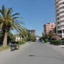 Vzrostké palmy lemují ulice. Lavazho (myčky aut) jsou na Balkáně nejčastější byznys.