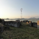 Pevnost Lesendro na ostrově je přístupná jedině po docela nebezpečném přelejzání kolejí