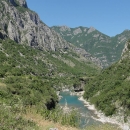 Z Podgorice se vydáváme v parném dni kaňonem řeky Morača.