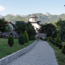 Oáza od poměrně silného provozu kaňonem Morača je malý monastýrek