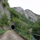 Stará silnice na Sarajevo vede po bývalé železnici.