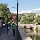 Centrum Sarajeva, v pozadí stará pevnost