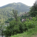 Vranduk, další zachovalý hrad leží nad zákrutem řeky Bosny.
