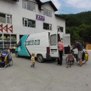 Na 90 kilometrů po nechutně frekventované a nebezpečné silnici od Sarajeva jsme si raději sjednali dodávku.