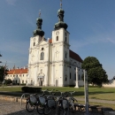 Kostel a půjčovna kol ve Frauenkirchen