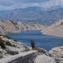 Dálniční most Maslenica překlenuje Novigradskou úžinu
