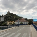 Městečko Obrovac s hradem leží přímo na řece Zrmanja