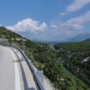Pokračujeme v jízdě krasovou pustinou podél řeky Cetina...