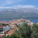 Sjíždíme do historického města Korčula, ležící na oválném poloostrově, ze všech stran opevněném hradbami.