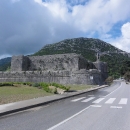 Mohutné hradby Stonu se šplhají vysoko po úbočí kopců k pevnosti nahoře