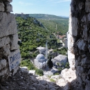 Výhled z hradu na mešitu v podhradí