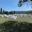 Keška nás u Radimje nasměrovala k zajímavé nekropoli - bílé náhrobky členů staré bosenské církve pochází až z 13. století.