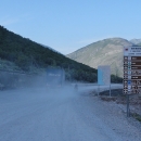 Černou Horu opouštíme po pouhých 131 kilometrech přejezdem do Albánie. Hned za hranicí se silnice změnila z asfaltové na prašnou...