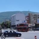 Hlavní město Skopje bohužel nemůžeme nikudy objet, musíme tedy skrz centrum půlmilionového města.